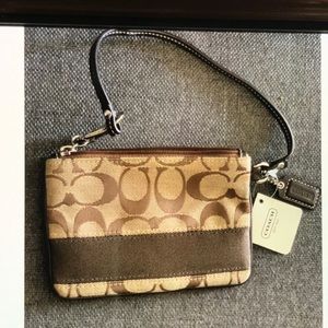 ❤️Brand New with Tags! Beautiful Coach Wristlet